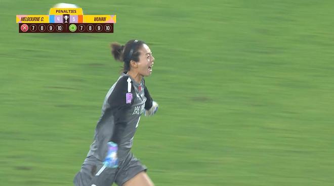 武漢女足門將陳晨替補登場，點球大戰(zhàn)撲點兩勝！